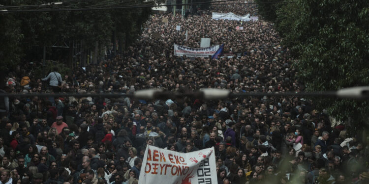 Βουλή: Στο ιατρείο του Κοινοβουλίου δύο γυναίκες που συμμετείχαν στο συλλαλητήριο για τα Τέμπη