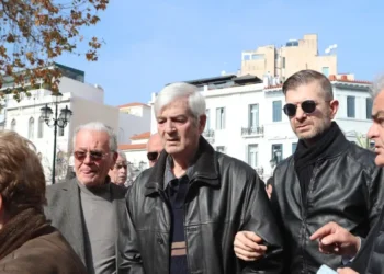 Πέθανε ο θρυλικός Τάκης Οικονομόπουλος του ΠΑΟ – Τελευταία του εμφάνιση στην κηδεία του Δομάζου