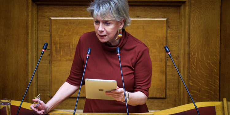 Έλενα Ακρίτα: Οι αιχμές της για την προσχώρηση Θρασκιά στο ΠΑΣΟΚ και το… «πανελλήνιο ρεκόρ»