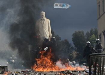Σοβαρά επεισόδια στο Σύνταγμα: Βανδαλισμοί και βόμβες μολότοφ (εικόνες)