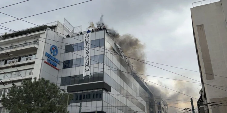 Ρουβίκωνας: Άναψε καπνογόνα στα γραφεία της Hellenic Train