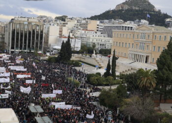 Συγκέντρωση για την επέτειο τραγωδίας των Τεμπών: Δείτε φωτογραφίες και live βίντεο από το κέντρο της Αθήνας