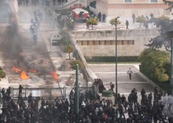 Κουκουλοφόροι καίνε φυλάκιο Αγνώστου Στρατιώτη