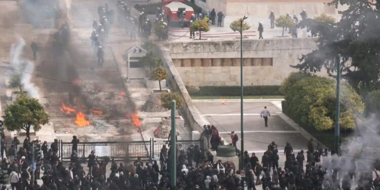 Κουκουλοφόροι καίνε φυλάκιο Αγνώστου Στρατιώτη