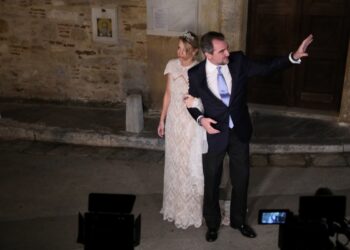 Ο γάμος του Νικόλαου ντε Γκρες και της Χρυσής Βαρδινογιάννη στους πρόποδες του βράχου της Ακρόπολης