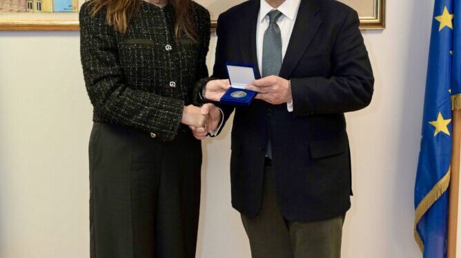 Σοφία Ζαχαράκη και Στέφανος Γκίκας: Κυβερνητικές πρωτοβουλίες για δημογραφικό και νησιωτικότητα