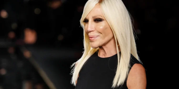 «Έφυγε» η Donatella Versace – Κράτησε για 27 χρόνια το τιμόνι του οίκου
