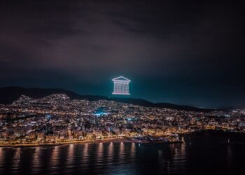 240 drones σχημάτισαν σύμβολα της Επανάστασης του 1821 στη Βούλα