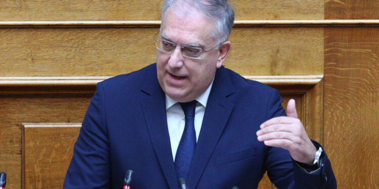 Θεοδωρικάκος: Επικοινωνιακού χαρακτήρα η πρόταση μομφής - Καπηλεύεστε το αίτημα για αλήθεια