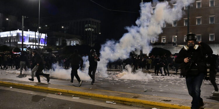 Ποινική δίωξη για πλημμελήματα σε 11 συλληφθέντες στα χθεσινά επεισόδια