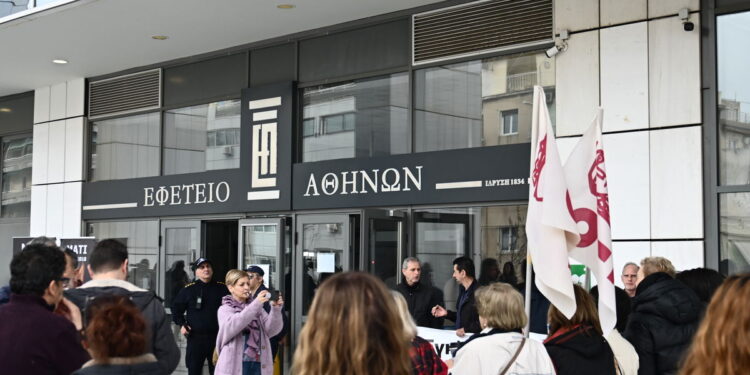 Η Εισαγγελέας καταγγέλλει προτεραιότητα στην προστασία εγκαταστάσεων αντί για ανθρώπινες ζωές