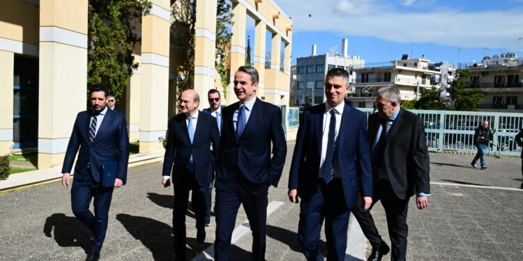 Στο υπουργείο Υποδομών και Μεταφορών ο Μητσοτάκης