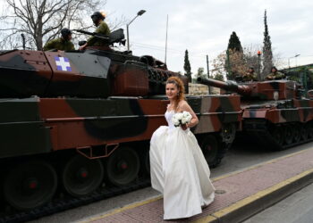 Τι δουλειά έχει μια νύφη στην στρατιωτική παρέλαση