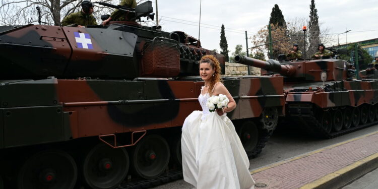 Τι δουλειά έχει μια νύφη στην στρατιωτική παρέλαση