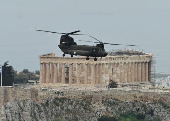 Θεαματική πτήση μαχητικών πάνω από την Ακρόπολη