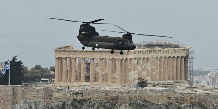 Θεαματική πτήση μαχητικών πάνω από την Ακρόπολη
