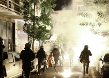 Εξάρχεια: Ομάδα 50 κουκουλοφόρων επιτέθηκε σε διμοιρία των ΜΑΤ