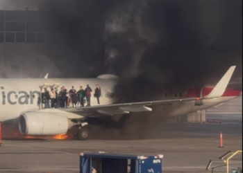Boeing της American Airlines τυλίχθηκε στις φλόγες μετά την προσγείωσή του στο Ντένβερ (βίντεο)