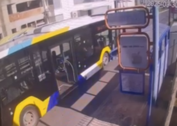 Η στιγμή που ο 51χρονος επιτέθηκε σε επιβάτη λεωφορείου πριν τραυματίσει με κατσαβίδι και 3 αστυνομικούς