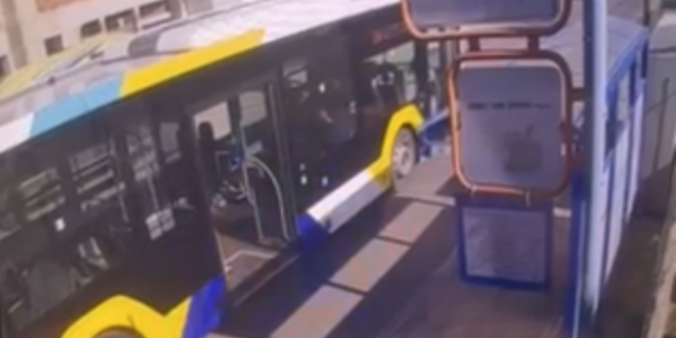 Η στιγμή που ο 51χρονος επιτέθηκε σε επιβάτη λεωφορείου πριν τραυματίσει με κατσαβίδι και 3 αστυνομικούς