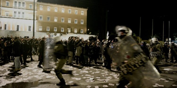 14 άτομα συνελήφθησαν χθες στα επεισόδια στο Σύνταγμα