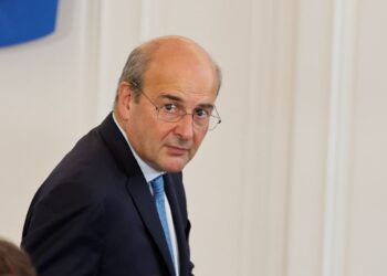 Μελετά νυχθημερόν για τον ανασχηματισμό των γενικών γραμματέων στα υπουργεία