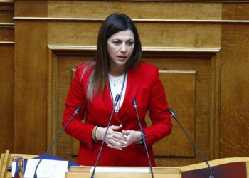 Aπρέπεια γαλάζιου βουλευτή απέναντι στην Ζωή Κωνσταντοπούλου - Βγήκε μπροστά η Ζαχαράκη να σώσει την παρτίδα