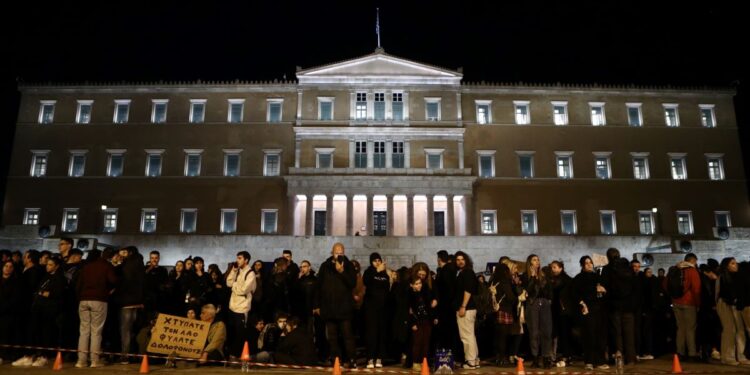 Συγκίνησε η παρέμβαση μητέρων των θυμάτων στα Τέμπη κατά την εκδήλωση στο Σύνταγμα