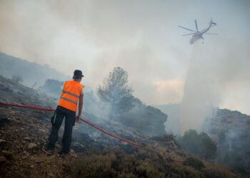 Υψηλές θερμοκρασίες και ισχυροί άνεμοι εντείνουν την ανησυχία