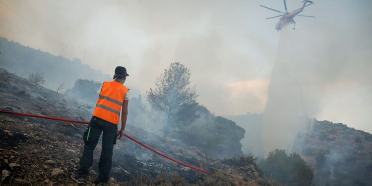 Υψηλές θερμοκρασίες και ισχυροί άνεμοι εντείνουν την ανησυχία