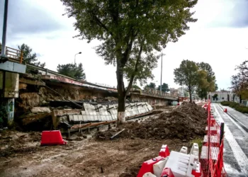 Θεσσαλονίκη: Τους έπιασαν στα πράσα να κλέβουν σιδερένια πλέγματα από αερογέφυρα