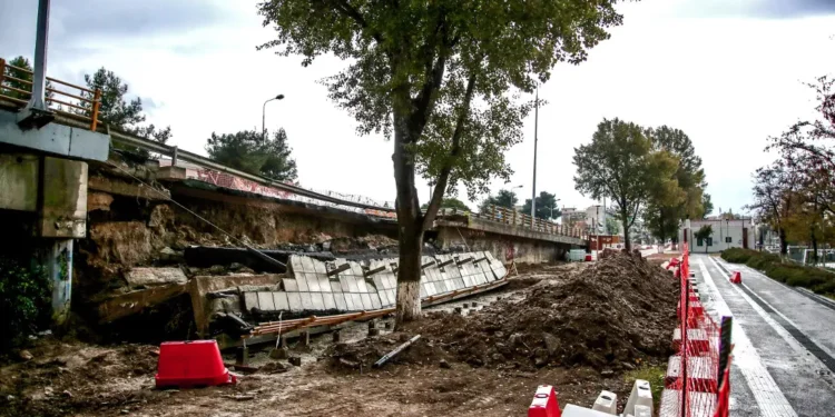 Θεσσαλονίκη: Τους έπιασαν στα πράσα να κλέβουν σιδερένια πλέγματα από αερογέφυρα