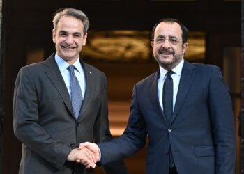 Συνάντηση Μητσοτάκη, Χριστοδουλίδη με τον αντιπρόεδρο της Τουρκίας στο περιθώριο της συνόδου για την Ουκρανία
