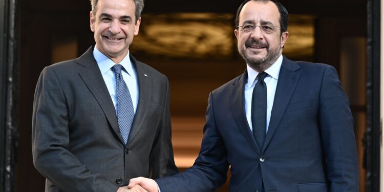 Συνάντηση Μητσοτάκη, Χριστοδουλίδη με τον αντιπρόεδρο της Τουρκίας στο περιθώριο της συνόδου για την Ουκρανία