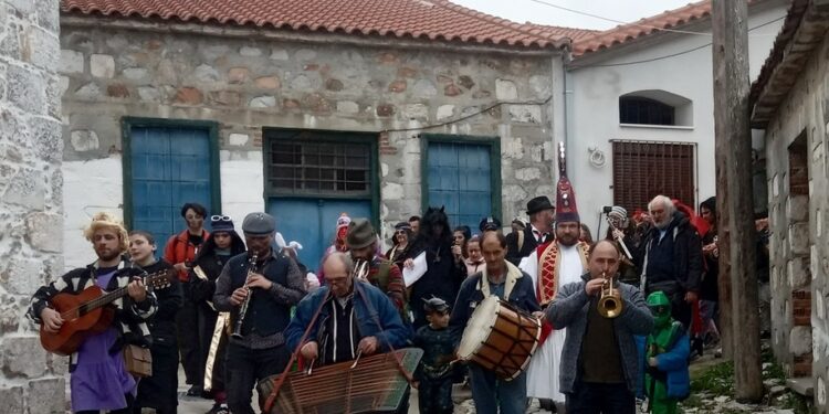 Μυτιλήνη: Νέοι και νέες αναβίωσαν πανάρχαια έθιμα και δρώμενα