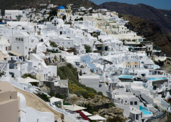 Ο πρωθυπουργός παρέλαβε στρατηγικό σχέδιο επανεκκίνησης για τη Σαντορίνη και τις Κυκλάδες