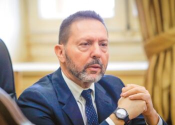 Η επαναφορά του 13ου και 14ου μισθού θα στερήσει χρήματα από τους φτωχούς