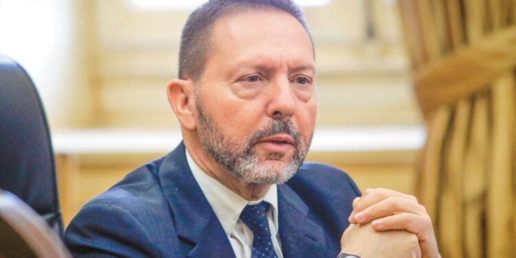 Η επαναφορά του 13ου και 14ου μισθού θα στερήσει χρήματα από τους φτωχούς