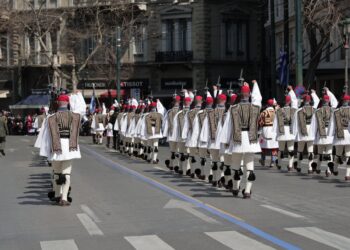 Ποιες είναι οι κυριότερες κυκλοφοριακές ρυθμίσεις για τη στρατιωτική παρέλαση στην Αθήνα – Τροποποιήσεις στις συγκοινωνίες