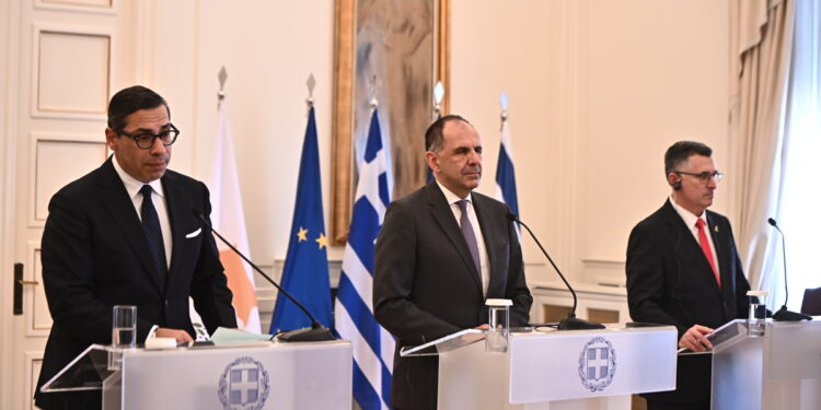 Τριμερής Ελλάδας-Κύπρου-Ισραήλ - Γεραπετρίτης: Ιδιαίτερη σημασία αποδίδουμε στη μεταξύ μας ενεργειακή συνεργασία και διασυνδεσιμότητα
