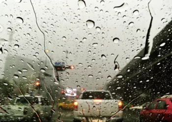 Συννεφιά, σκόνη και λασποβροχές στις παρελάσεις