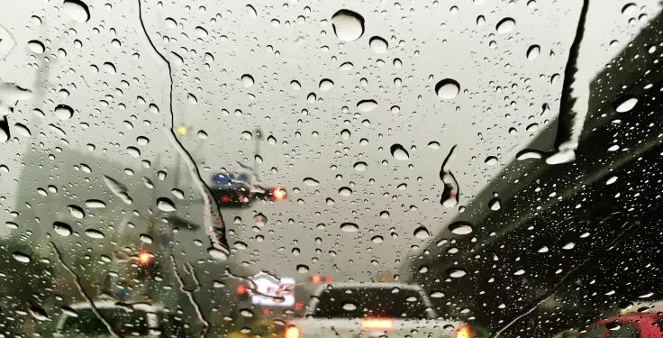 Συννεφιά, σκόνη και λασποβροχές στις παρελάσεις