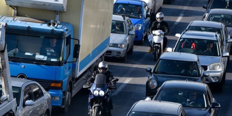 Τρία ΙΧ συγκρούστηκαν στην άνοδο, κοντά στη λεωφόρο Αθηνών