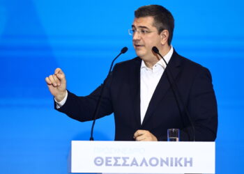 Ο Ευρωπαίος Επίτροπος Μεταφορών Απ. Τζιτζικώστας αποδίδει τα εύσημα στον πρώην υφυπουργό Μεταφορών Βασίλη Οικονόμου