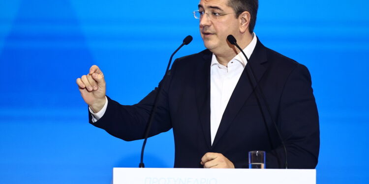 Ο Ευρωπαίος Επίτροπος Μεταφορών Απ. Τζιτζικώστας αποδίδει τα εύσημα στον πρώην υφυπουργό Μεταφορών Βασίλη Οικονόμου