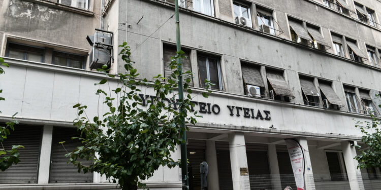 Η αλήθεια για την «ακύρωση» της επίσκεψης Μητσοτάκη στο Υπουργείο Υγείας – Υπάρχει φωτιά πίσω από τον καπνό