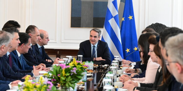 Στα 880 ευρώ ο κατώτατος μισθός από την 1η Απριλίου