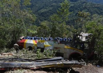 Βολιβία: Τουλάχιστον 31 νεκροί από πτώση λεωφορείου σε χαράδρα