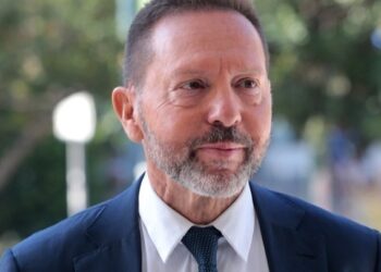 Αποκλείει την επαναφορά 13ου και 14ου μισθού στο Δημόσιο
