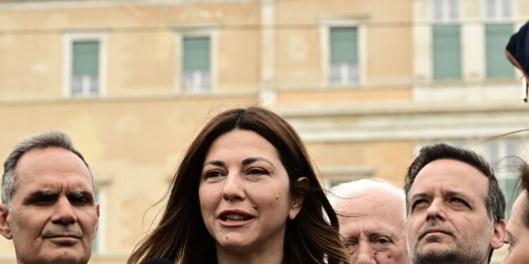 Παρουσία της υπουργού Παιδείας πραγματοποιήθηκε η μεγάλη μαθητική παρέλαση για την Επέτειο της 25ης Μαρτίου (εικόνες)
